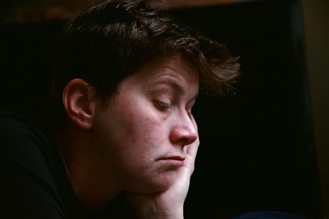 mulher a segurar a cabeça com a mão, com ar cansado e aborrecido