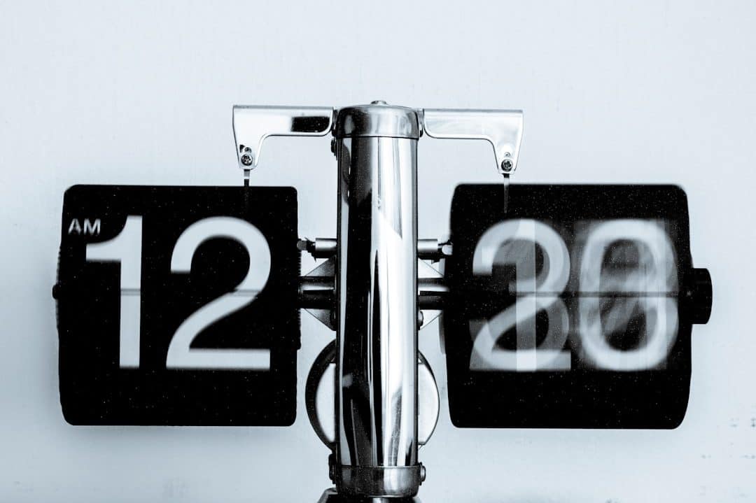 relógio mecânico com números em placas pretas que giram