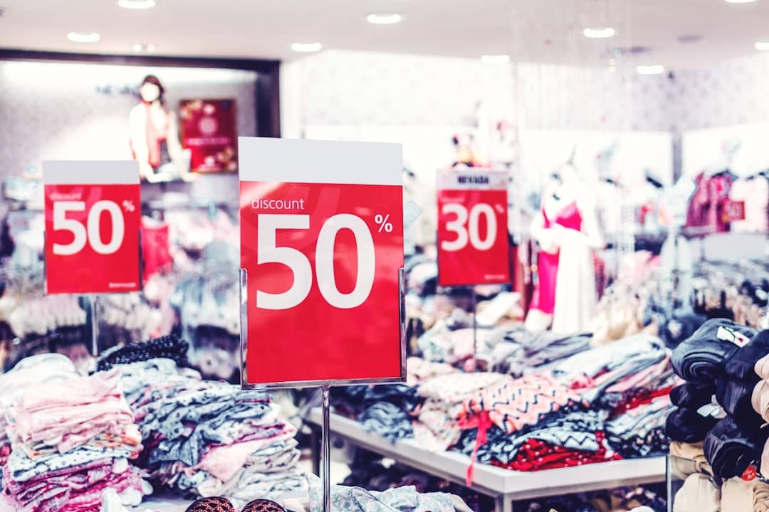 loja com muita roupa em promoção, ilustração do consumismo.